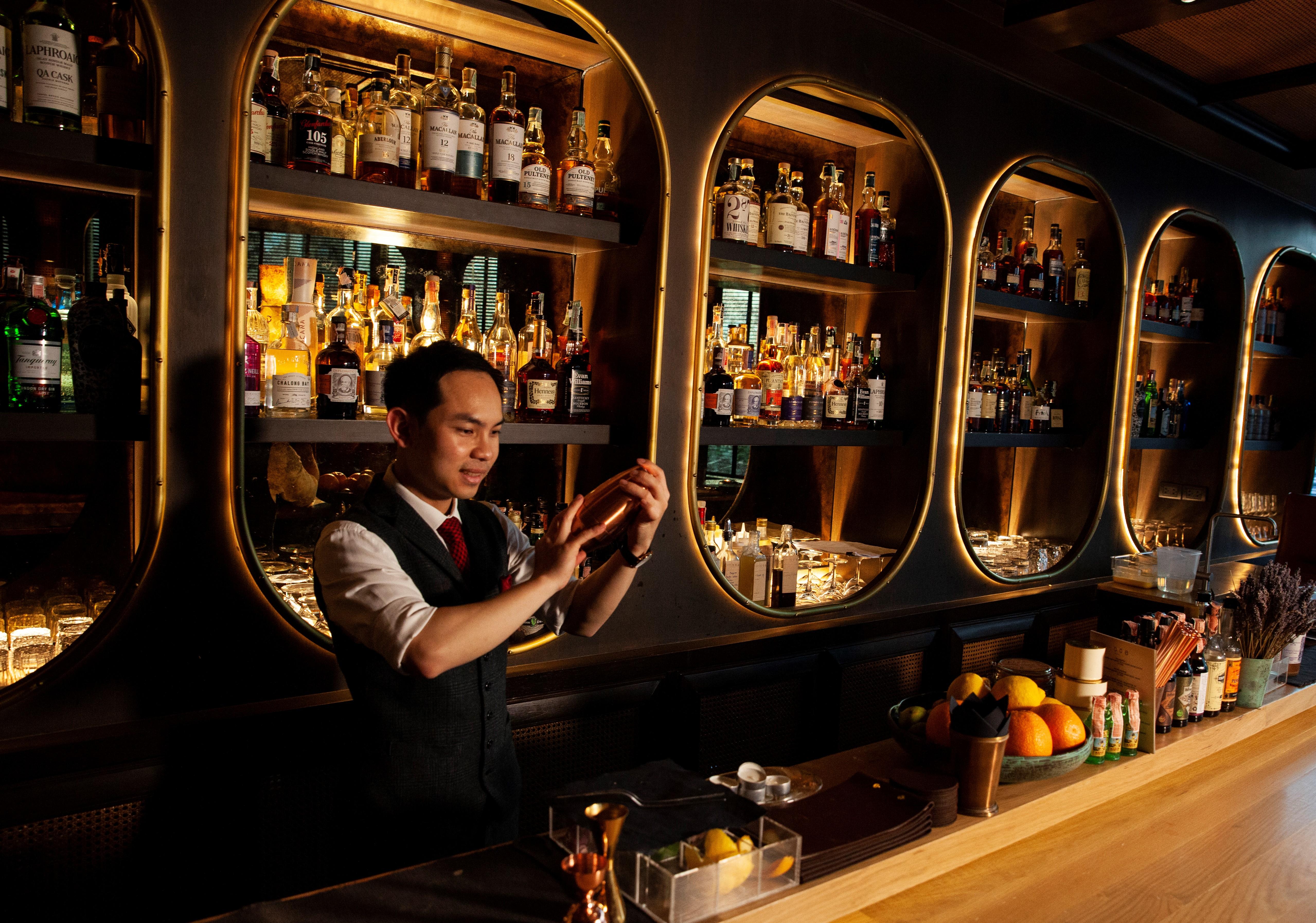 Muu Bangkok, Small Luxury Hotels Of The World Экстерьер фото The Bar at The Mira Hong Kong