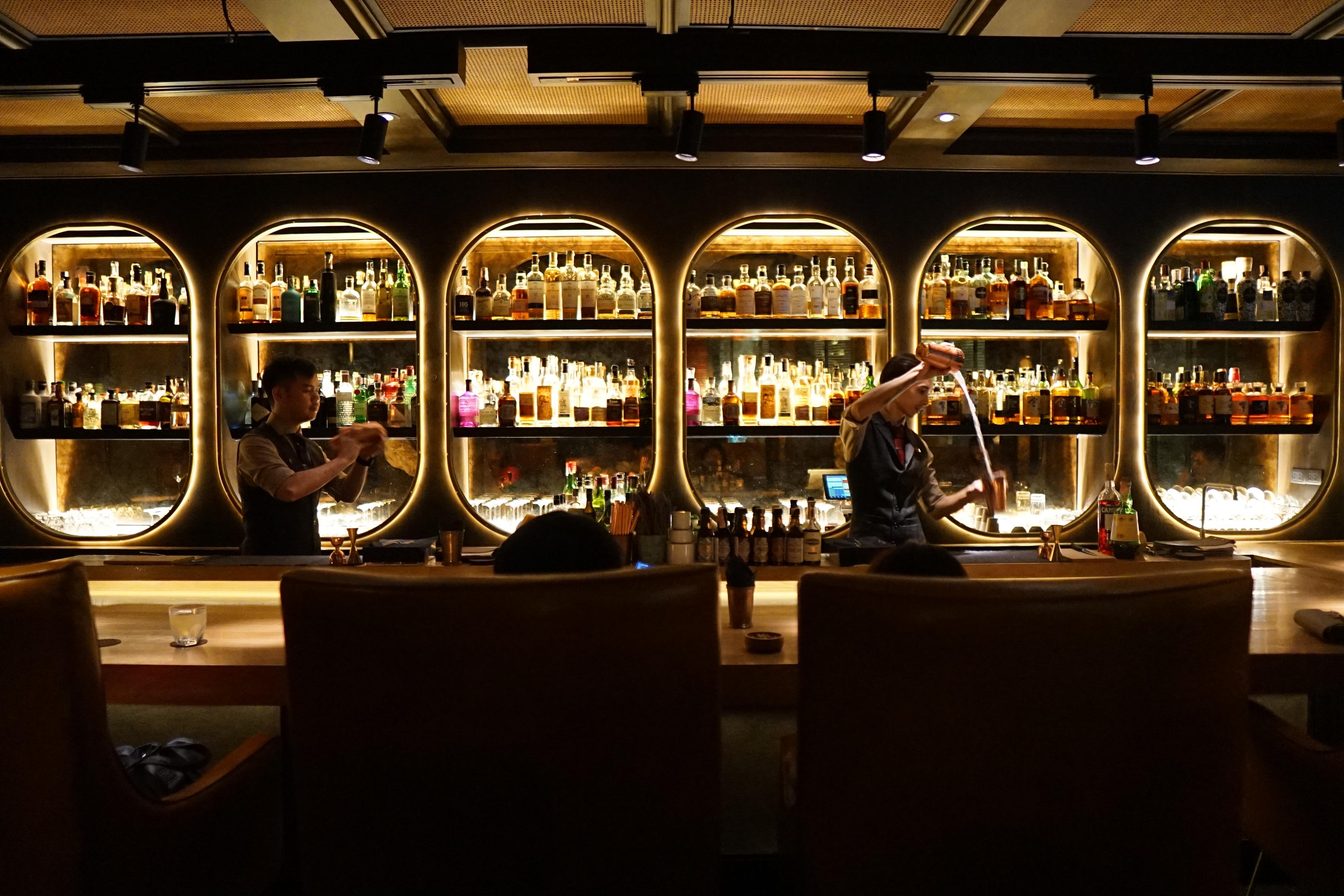 Muu Bangkok, Small Luxury Hotels Of The World Экстерьер фото The bar at The Botanist