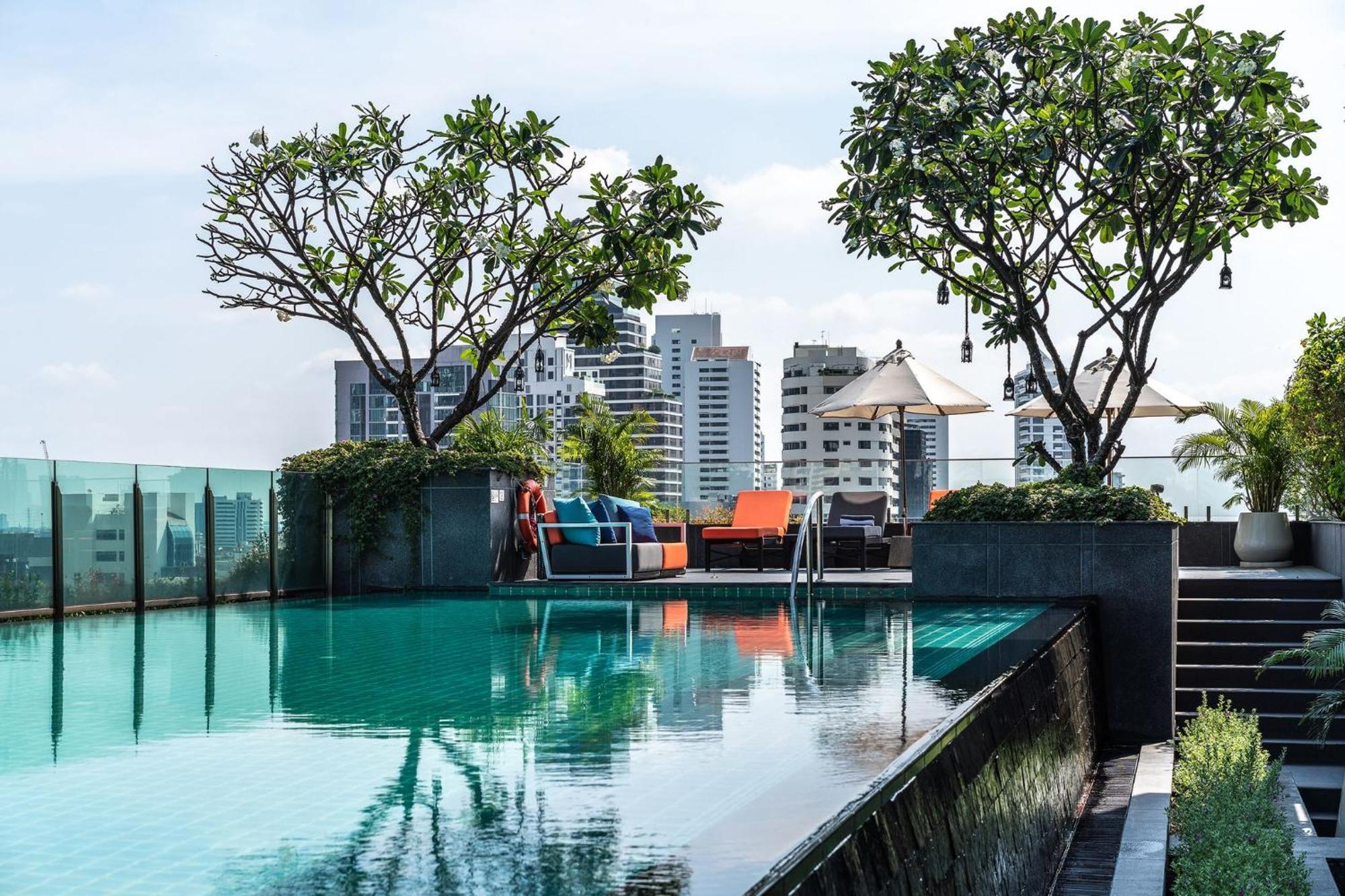 Muu Bangkok, Small Luxury Hotels Of The World Экстерьер фото The rooftop pool at the hotel