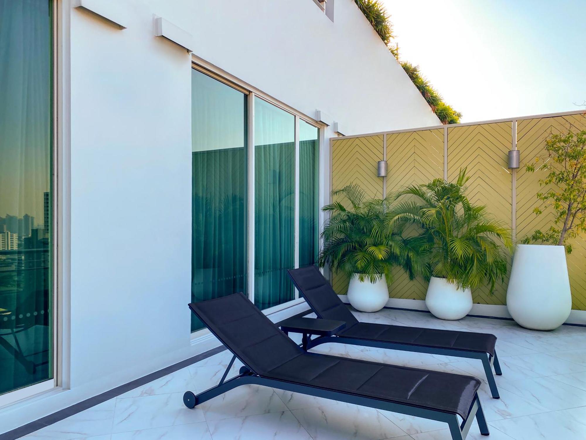 Muu Bangkok, Small Luxury Hotels Of The World Экстерьер фото A private terrace